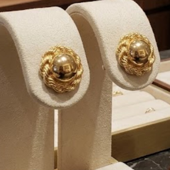 Trifari Jewelry - VTG Earrings